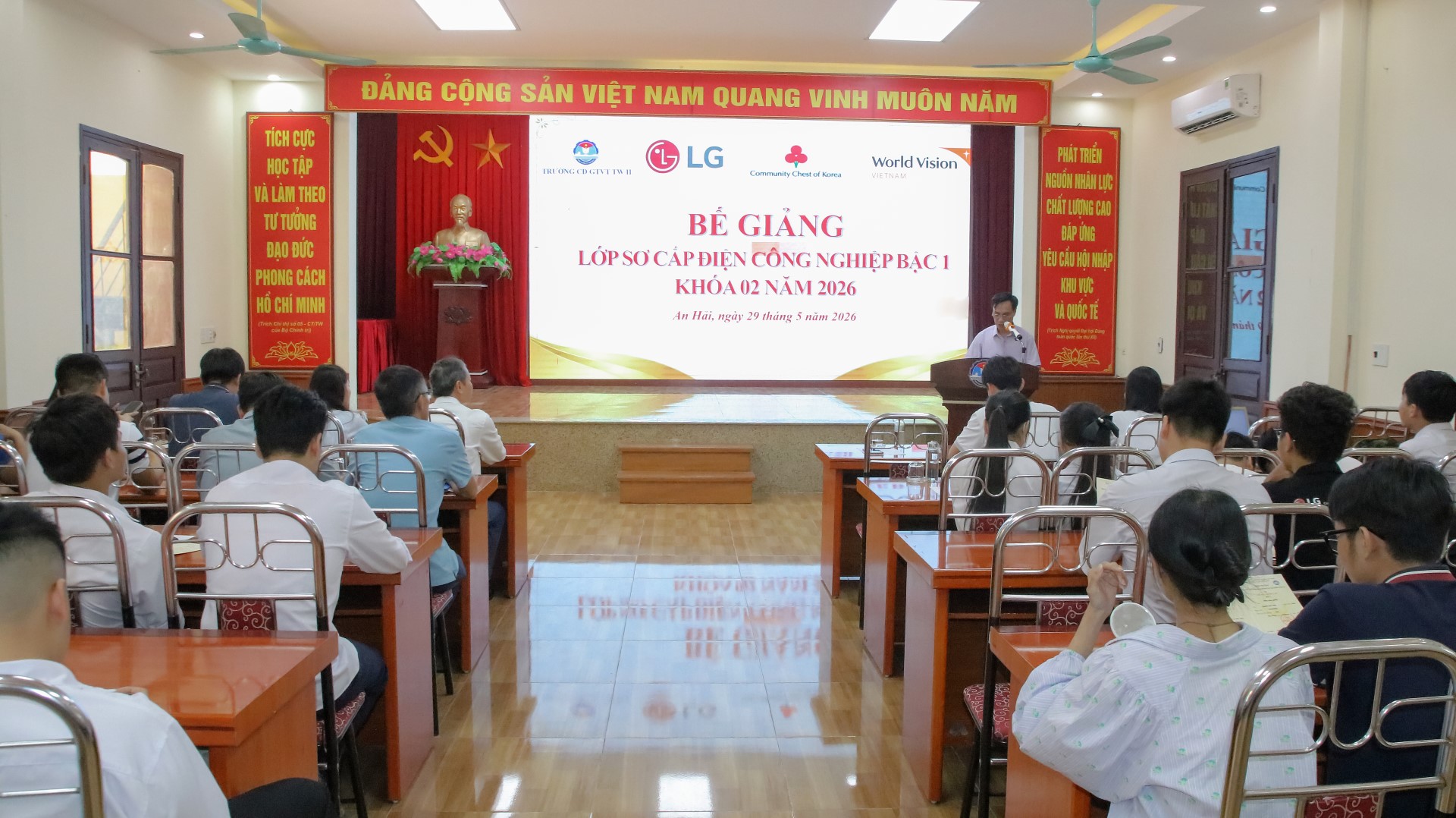 BẾ GIẢNG KHÓA ĐÀO TẠO SƠ CẤP ĐIỆN CÔNG NGHIỆP DÀNH CHO HỌC SINH CÓ HOÀN CẢNH KHÓ KHĂN NĂM 2026